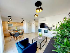 uma sala de estar com cadeiras azuis e uma mesa em Apartment Livia em Slatine