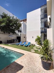 a courtyard with a swimming pool next to a building at Viento Suites Cancún in Cancún +99 photos