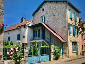 une maison avec une porte bleue dans une rue dans l'établissement Manoir Saint-Pierre, à Villersexel