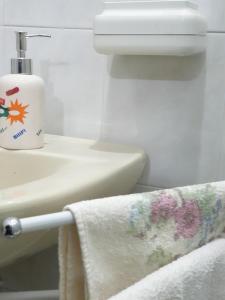 La salle de bains est pourvue d'un lavabo et d'un distributeur de savon. dans l'établissement B&B Casa Baronale, à Castelsaraceno