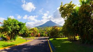 een weg met uitzicht op een berg in de verte bij Arenal Paraiso Resort Spa & Thermo Mineral Hot Springs in Fortuna