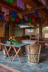 einen Tisch und einen Stuhl in einer Küche mit Flaggen in der Unterkunft Villas La Bella Margarita in Brisas de Zicatela