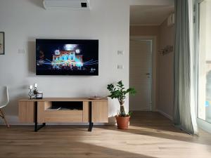 A television and/or entertainment centre at RossoMattone CountryHouse