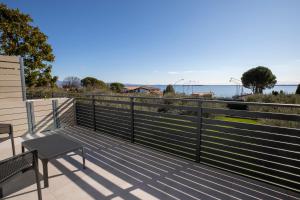 a balcony with a bench and a view of the ocean at B&B Fior di Magnolia in Moniga