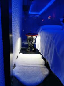 Una habitación con una cama con una estatua de una cabeza en Lexury Suite Acqua, en Babilafuente