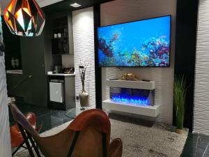 Una televisión o centro de entretenimiento en Lexury Suite Acqua