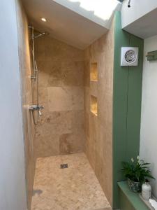 uma cabina de duche na casa de banho com um chuveiro em HEBE COTTAGE - Idyllic and homely with attention to detail em Atworth