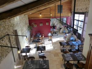 una vista sul soffitto di un ristorante con tavoli e sedie di La fontaine de rocoule a Rochefort-en-Valdaine