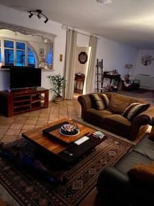 sala de estar con sofá y mesa de centro en MAISON AMORAINA, en Ascarat