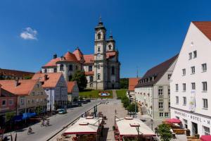 een stad met een klokkentoren en een straat met gebouwen bij FeWo HoLiDay HouSE Allgäu in Ottobeuren