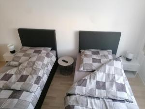 two beds sitting next to each other in a room at B&B in Neumünster