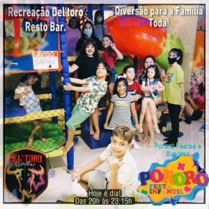 ein Flyer für ein Kinderspielzentrum mit einer Gruppe von Kindern in der Unterkunft Herval Park Hotel in Ponta Porã