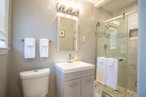 Bilik mandi di The Retreat at Graceland +9 gambar