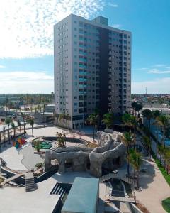 Salinas Premium Resort في سالينوبوليس: مبنى كبير أمامه حديقة مائية