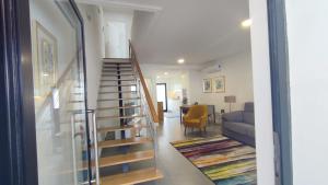 Una escalera en una casa con sala de estar en Atlantic Valley en Furnas