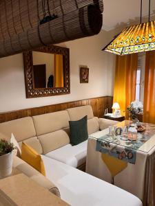 sala de estar con sofá y mesa en Casa Rural Abril en Setenil