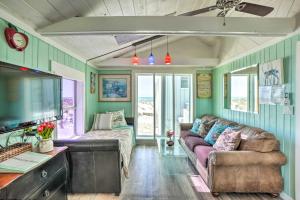 - un salon avec un canapé et une télévision dans l'établissement Sea Turtle Suite Condo with Clearwater Beach Views, à Clearwater Beach