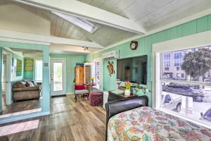 1 dormitorio con 1 cama y TV en una habitación en Sea Turtle Suite Condo with Clearwater Beach Views, en Clearwater Beach