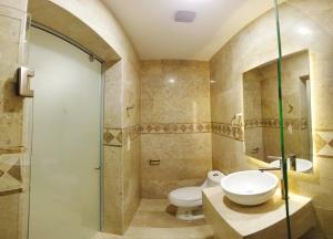 y baño con aseo, lavabo y ducha. en REAL DE LA PEÑA HOTEL 2 en Querétaro
