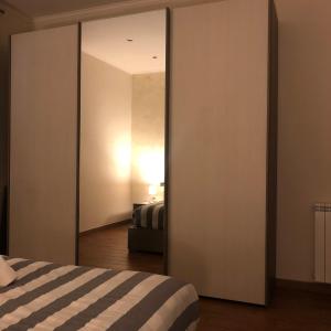 una camera con un grande specchio e un letto di Portuense Sweet Home a Roma
