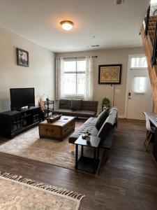 Posezení v ubytování Uptown Townhouse Studio Apartment -WiFi-10 min walk to Spectrum Center