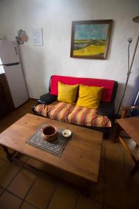 salon z kanapą i stolikiem kawowym w obiekcie CASITA ESPERANZA w mieście Alájar