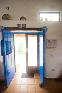 eine offene Tür in einem Zimmer mit zwei Türen in der Unterkunft CASITA ESPERANZA in Alájar