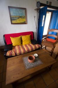 ein Wohnzimmer mit einem Sofa und einem Couchtisch in der Unterkunft CASITA ESPERANZA in Alájar