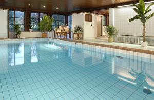 Bazén v ubytování Hotel Hohe Linde nebo v jeho okolí