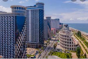 una ciudad con edificios altos junto al océano en Batumi21 en Batumi