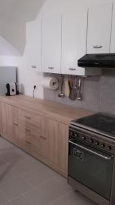 een keuken met witte kasten en een fornuis met oven bij MAX in CENTER parking privato nel prezzo in Sanremo