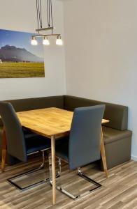 シュヴァンガウにあるFerienwohnung Karraschのソファ付きの客室で、テーブルと椅子が備わります。