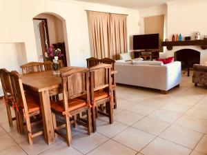 a living room with a table and chairs and a couch at Descanso y Experiencias en Chacras de Coria in Ciudad Lujan de Cuyo