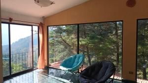 Pemandangan gunung umum atau pemandangan gunung yang diambil dari rumah tamu ini