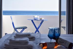 uma mesa com toalhas e uma mesa com vista para o oceano em Haraki Blue Horizon em Charaki