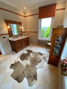 a bathroom with a sink and a mirror at Silivri Gazitepe'de 3 katlı, havuzlu lüks villa in Silivri