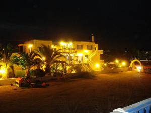 dom w nocy z oświetleniem w obiekcie Eleana Studios w mieście Ambelas