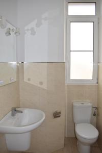 La salle de bains est pourvue de toilettes, d'un lavabo et d'une fenêtre. dans l'établissement Albareda piso super-céntrico en Sarria, à Sarria