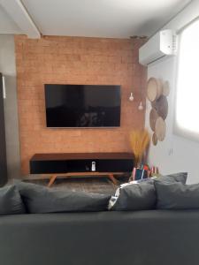 Μια τηλεόραση ή/και κέντρο ψυχαγωγίας στο Casa OKA X (09) +54 φωτογραφίες