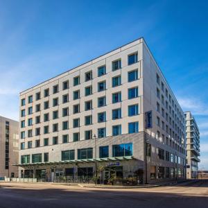 赫尔辛堡赫尔辛堡大都会丽笙酒店的一条城市街道上的白色大建筑
