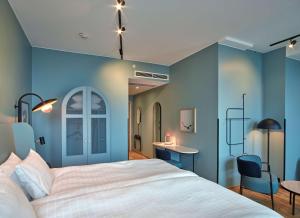 una camera con un grande letto e pareti blu di Scandic Örebro Central a Örebro