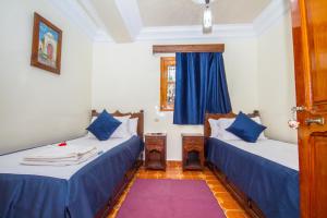シェフシャウエンにあるHotel Al kassabaの青と白の部屋のベッド2台