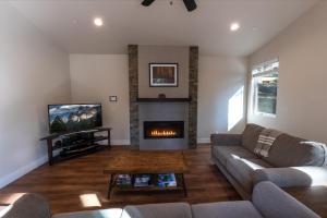 a living room with a couch and a fireplace at Boulder Ridge in Yosemite West