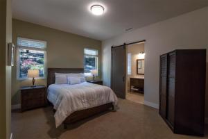 a bedroom with a large bed and a bathroom at Boulder Ridge in Yosemite West +20 photos