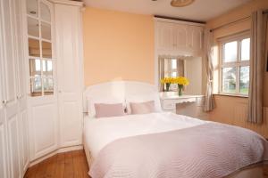 A bed or beds in a room at Glensheen