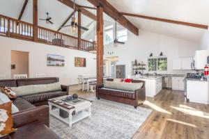a living room with leather furniture and a kitchen at El Capitan Loft in Yosemite West