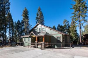 uma casa com uma grande entrada na frente de árvores em Half Dome Loft em Yosemite West