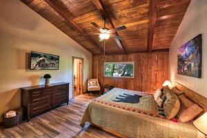um quarto com uma cama e uma ventoinha de tecto em La Cabana em Oakhurst