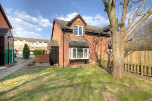 a brick house with a tree in the yard at Windsor Burnham Ascot Haven Sleeps 4 in Slough