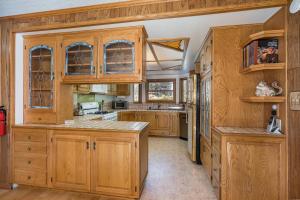 uma grande cozinha com armários e balcões de madeira em Tree Haven em Yosemite West